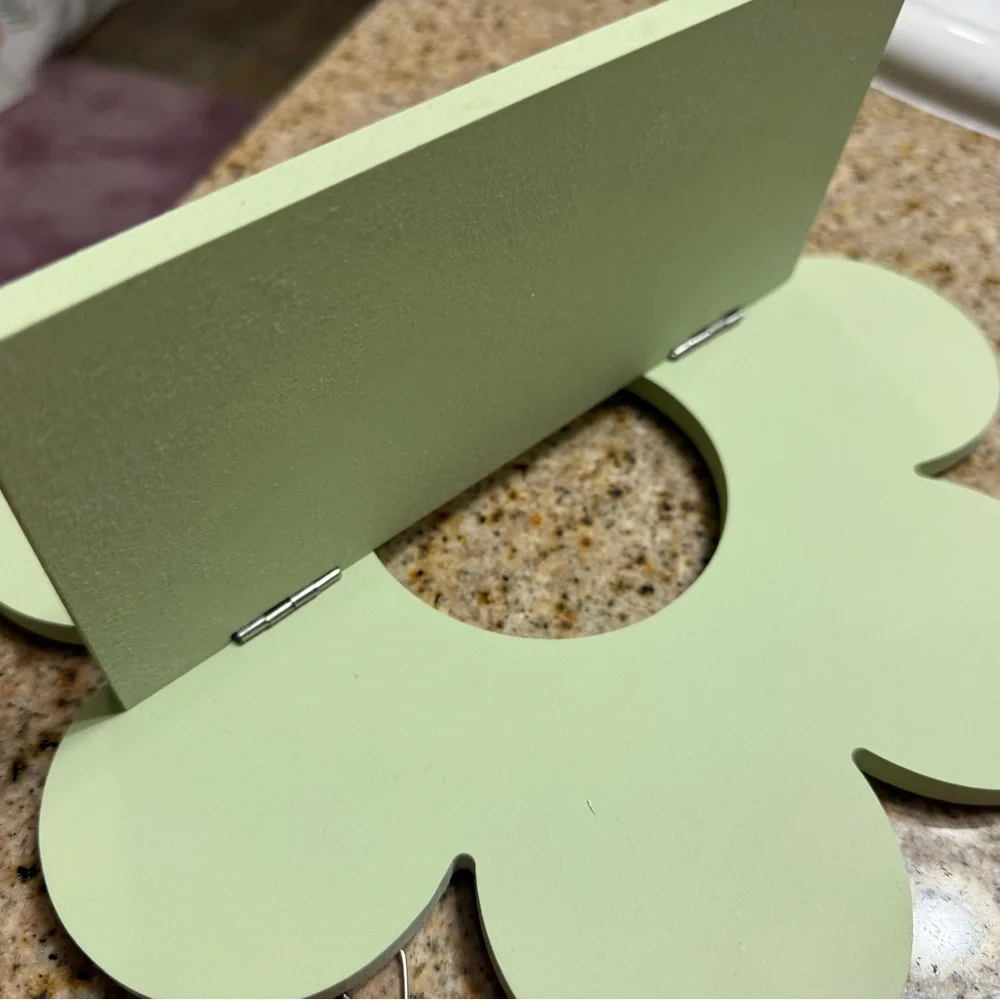 Green Flower-Shaped Wall Decor